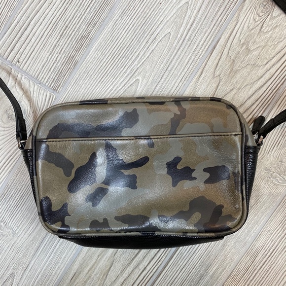 G.I.L.I. Camo Mini Crossbody Bag - Picture 3 of 11